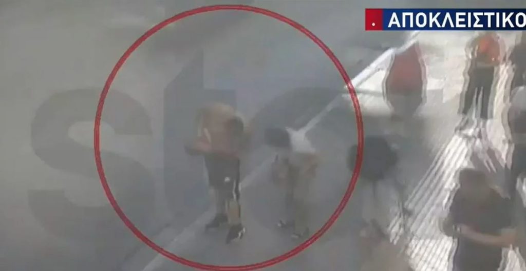 Σοκαριστικό βίντεο: Πατέρας προσπάθησε να πνίξει το ενός έτους παιδί του στο κέντρο της Αθήνας (Video)