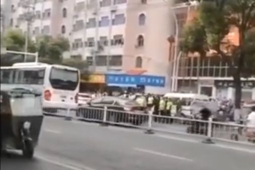 Λουτρό αίματος στην Κίνα: Τρεις νεκροί και έξι τραυματίες μετά από επίθεση σε νηπιαγωγείο (Video)
