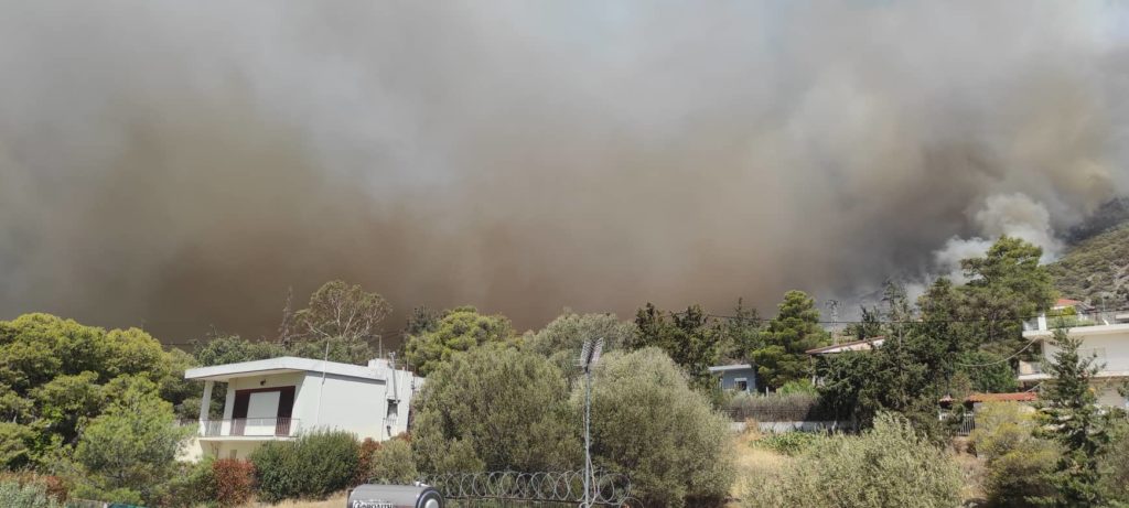 Νέα Πέραμος: Πολύ κοντά σε σπίτια η φωτιά – Εντολή εκκένωσης οικισμού (Video)