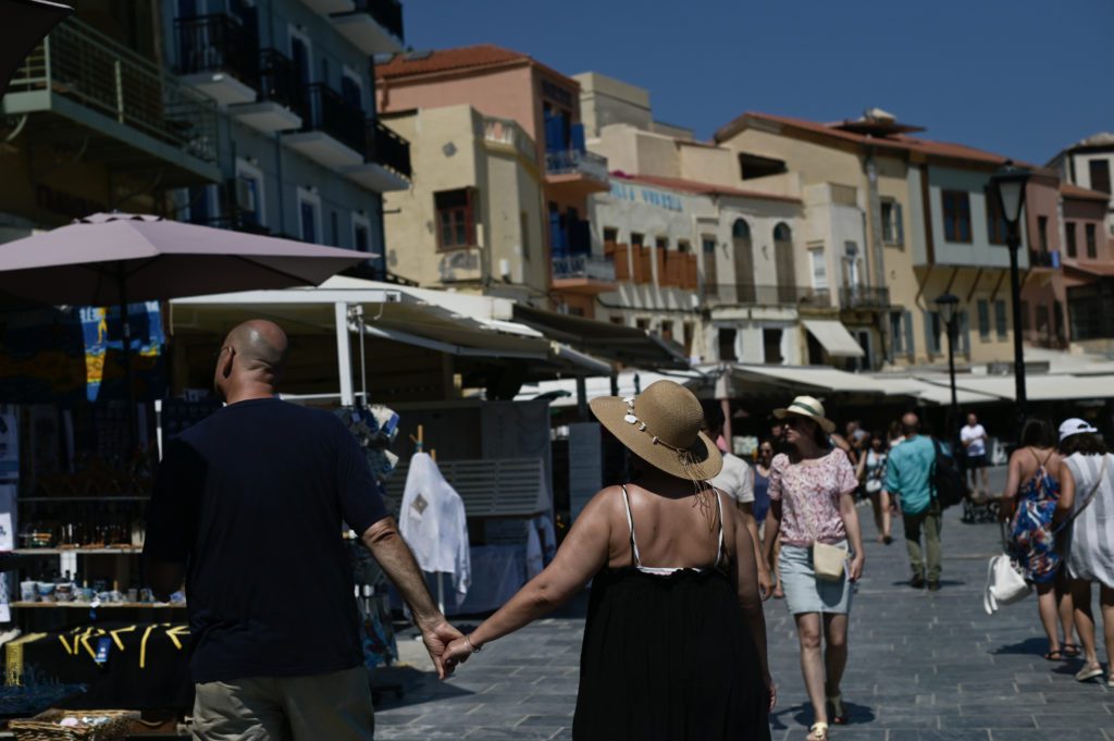 Κρήτη: Νοίκιασαν ακόμα και την… ταράτσα πολυκατοικίας – Σε τουρίστες για να στήσουν σκηνή (Video)