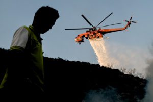Πυρκαγιά στον Κορυδαλλό: Επιχειρούν επίγειες και εναέριες δυνάμεις (Photos)