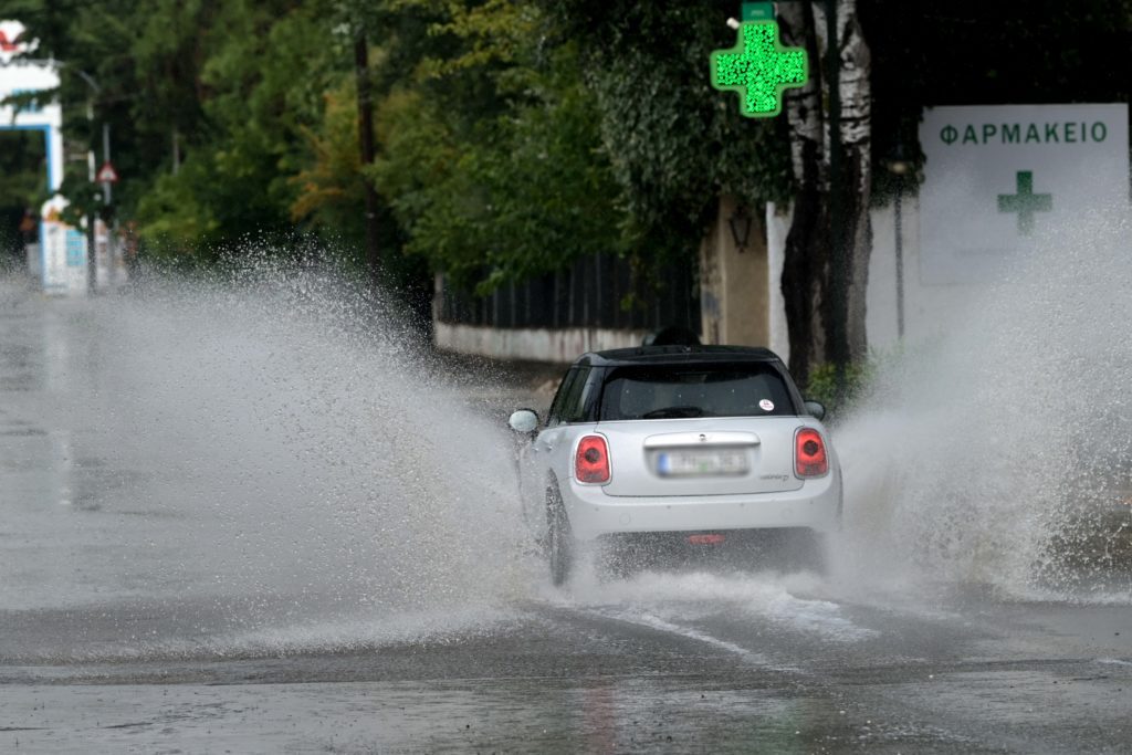 Καιρός: Πλημμύρισαν οι δρόμοι της χώρας – «Ποτάμια» οι δρόμοι στην Αττική από την έντονη βροχόπτωση (Photos – Videos)