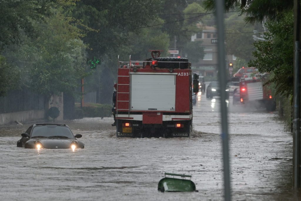 Χάος από την κακοκαιρία στην Αττική – Απεγκλωβισμοί οδηγών και πλημμυρισμένοι δρόμοι