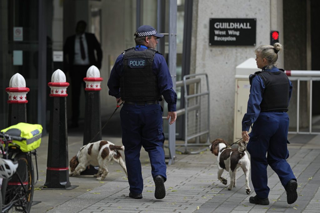 Βρετανία: Σοκ με τα γδυσίματα παιδιών από αστυνομικούς