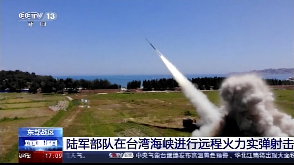 Τύμπανα πολέμου: Κινεζικοί πύραυλοι πέρασαν για πρώτη φορά πάνω από την Ταϊβάν (Photos – Video)