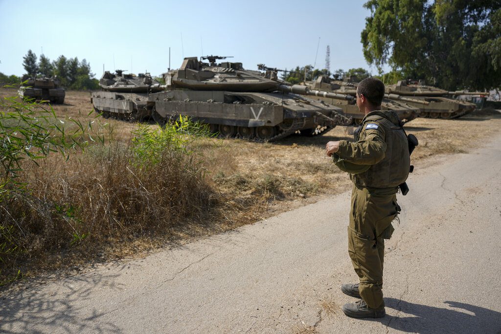 O ισραηλινός στρατός βομβαρδίζει τη Γάζα