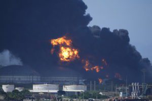 Κούβα: Μαίνεται εκτός ελέγχου η πυρκαγιά σε πετρελαϊκές εγκαταστάσεις