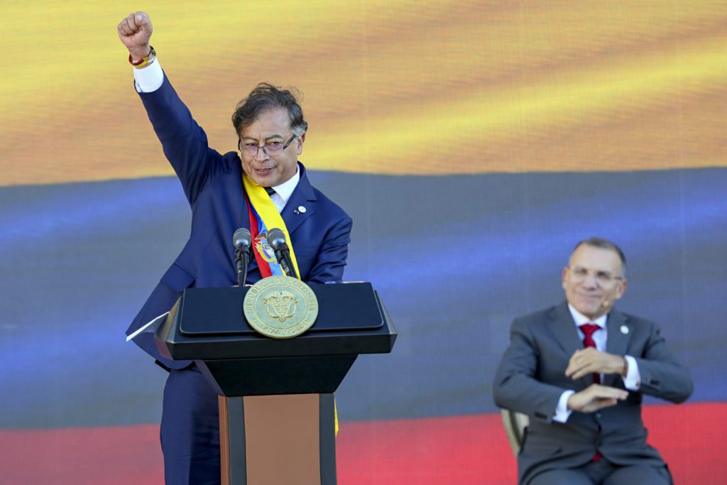 Ορκίσθηκε πρόεδρος της Κολομβίας ο αριστερός Γκουστάβο Πέτρο