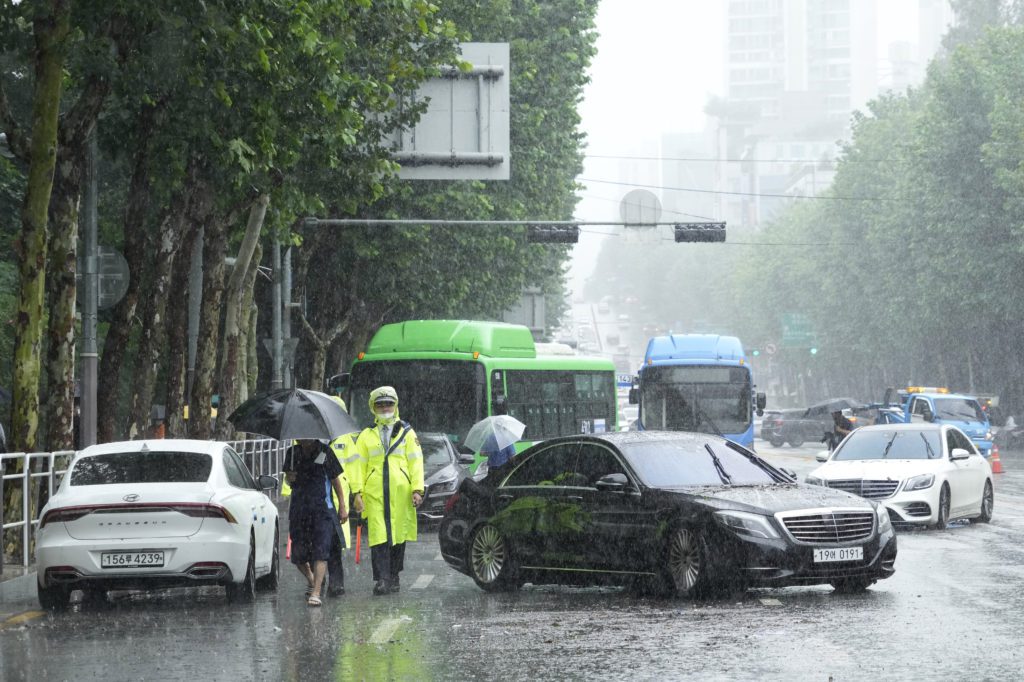 Σεούλ: Σε κατάσταση συναγερμού από καταρρακτώδεις βροχοπτώσεις – Επτά νεκροί, τραυματίες και αγνοούμενοι (Videos)