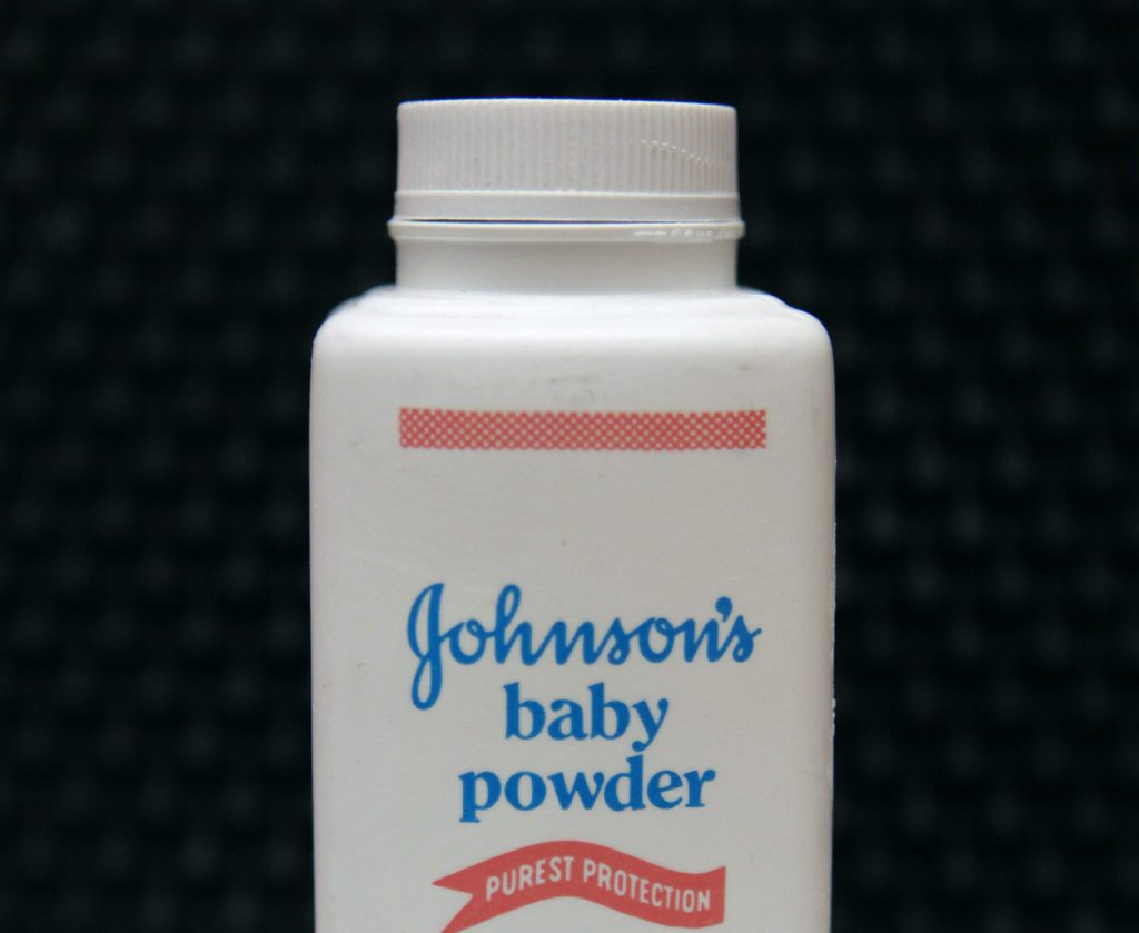 Η Johnson & Johnson θα διακόψει την πούδρα με ταλκ μετά τις μηνύσεις για αμίαντο