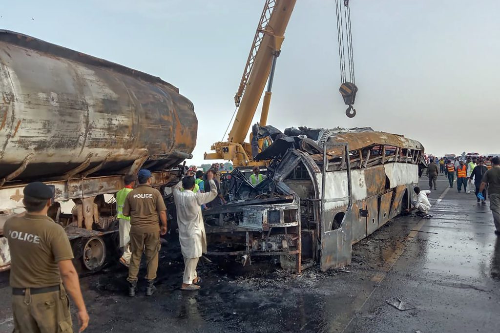 Δεκάδες νεκροί σε τροχαίο δυστύχημα στο Πακιστάν