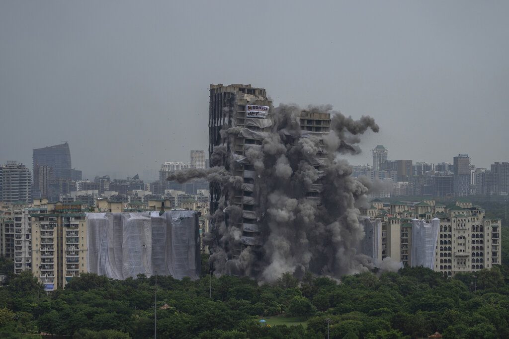 Ινδία: Δύο ουρανοξύστες κατεδαφίστηκαν με ελεγχόμενη έκρηξη  (Photos)