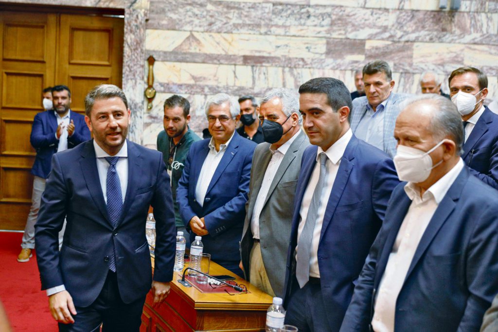 Μέτωπο Ανδρουλάκη κατά Μητσοτάκη