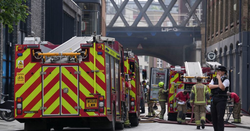Υπό έλεγχο η μεγάλη φωτιά σε γέφυρα στο κέντρο του Λονδίνου