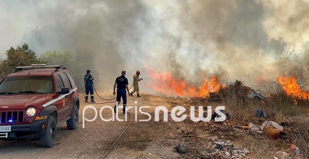 Μάχη με τις φλόγες στη Σπιάτζα Ηλείας: Παραλίγο να καεί πυροσβεστικό – Απομακρύνονται κάτοικοι (Video)