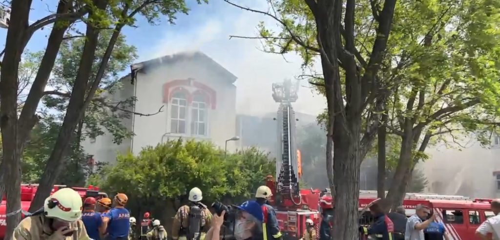 Κωνσταντινούπολη: Στις φλόγες το ελληνικό νοσοκομείο Βαλουκλή – Εκκενώθηκε το κτίριο (Video)