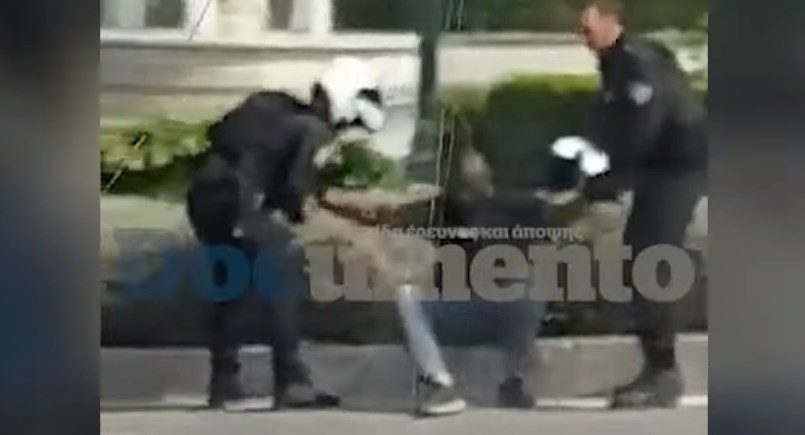 Νέο βίντεο ωμής αστυνομικής βίας: Αστυνομικός κλωτσά έναν άνδρα ενώ είναι πεσμένος κάτω