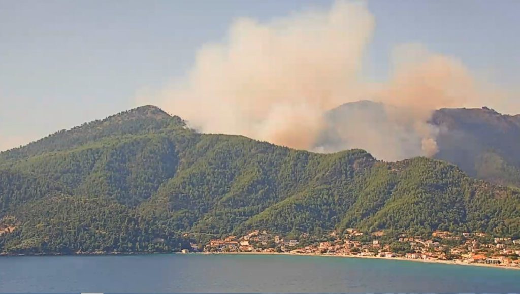 Πυρκαγιά στη Θάσο: Συνεχής μάχη με τις φλόγες- Προληπτική εκκένωση των Κοινύρων (Videos)