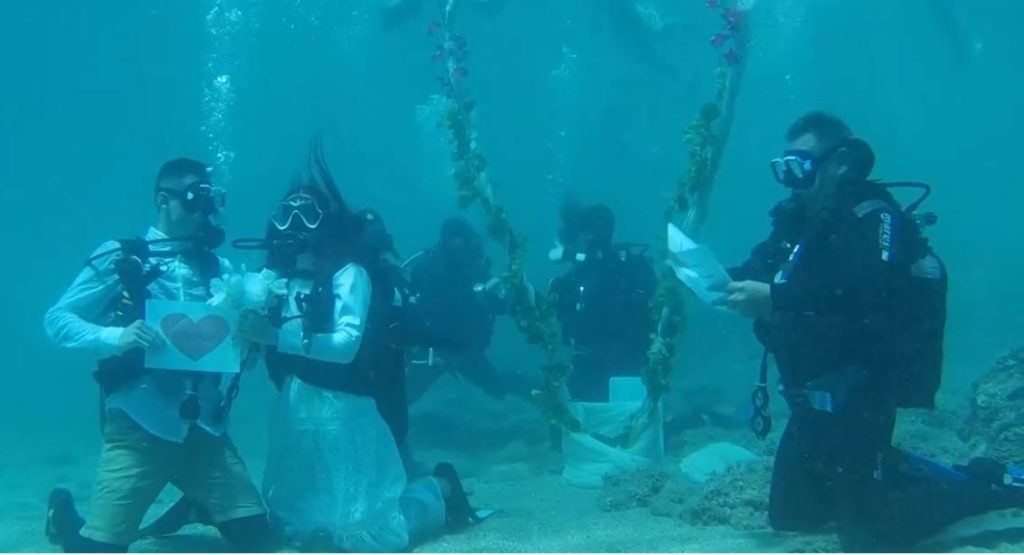 Στην Αλόννησο ο πρώτος οργανωμένος υποβρύχιος πολιτικός γάμος – Εντυπωσιακές εικόνες