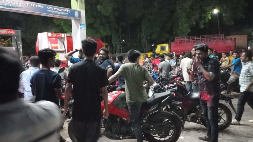 Μπαγκλαντές: Ουρές χιλιάδων οχημάτων για λίγα λίτρα βενζίνης