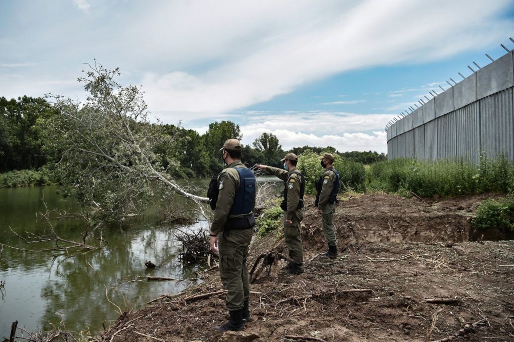 Εγκλωβισμένοι πρόσφυγες στον Έβρο – Τίνος είναι κύριε Μηταράκη η νησίς;