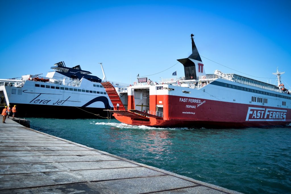 Μηχανική βλάβη στο «Fast Ferries Andros», επιστρέφει στη Ραφήνα