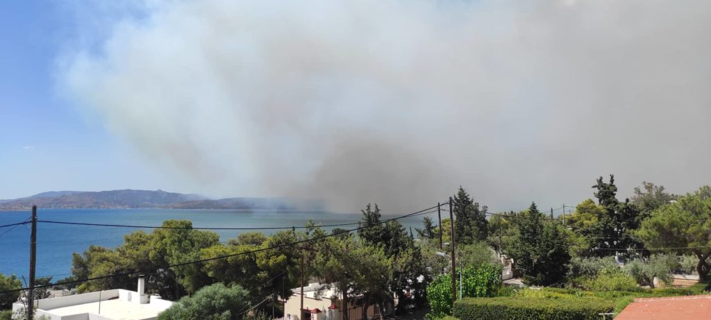 Μαρτυρία για τη φωτιά στη Νέα Πέραμο: «Ακούστηκε υπόκωφος θόρυβος και μετά συνεχόμενες εκρήξεις»