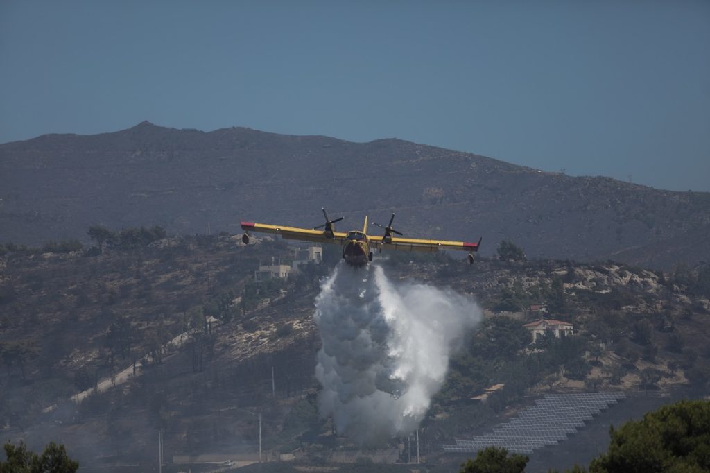 Φωτιά στη Νέα Πέραμο: Αναγκαστική προσθαλάσσωση πυροσβεστικού αεροσκάφους λόγω βλάβης