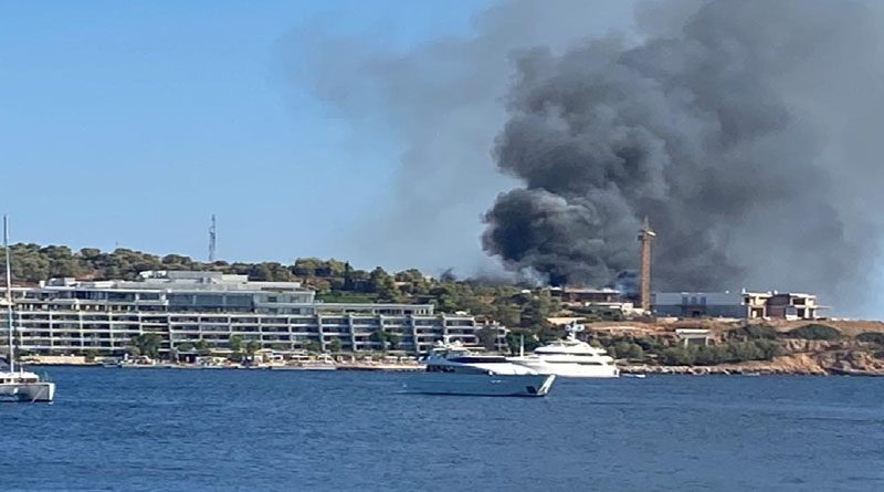 Υπό μερικό έλεγχο η φωτιά στη Βουλιαγμένη