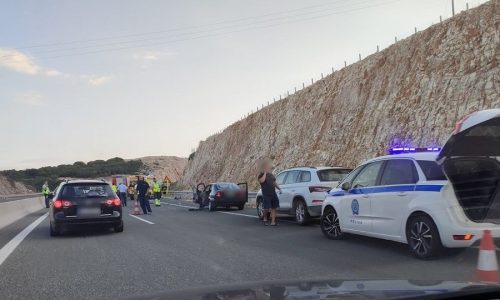 Tραγωδία στην Ιονία Οδό – ΙΧ παρέσυρε ζευγάρι μπροστά στα μάτια των παιδιών τους