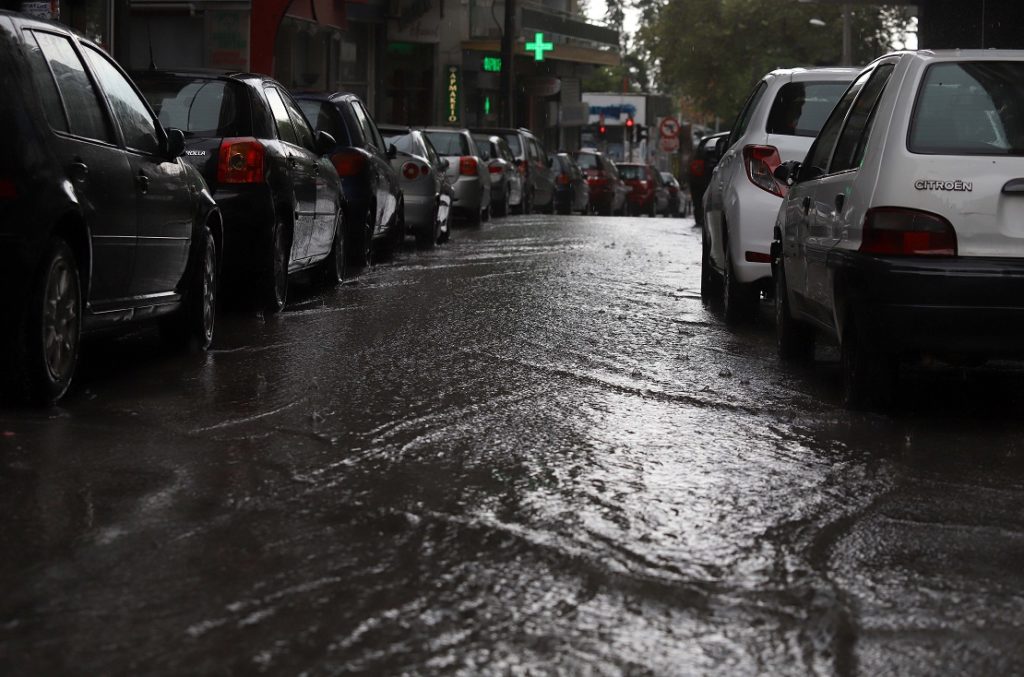Καιρός: Τριήμερο με βροχές και καταιγίδες – Συστάσεις από την Πολιτική Προστασία