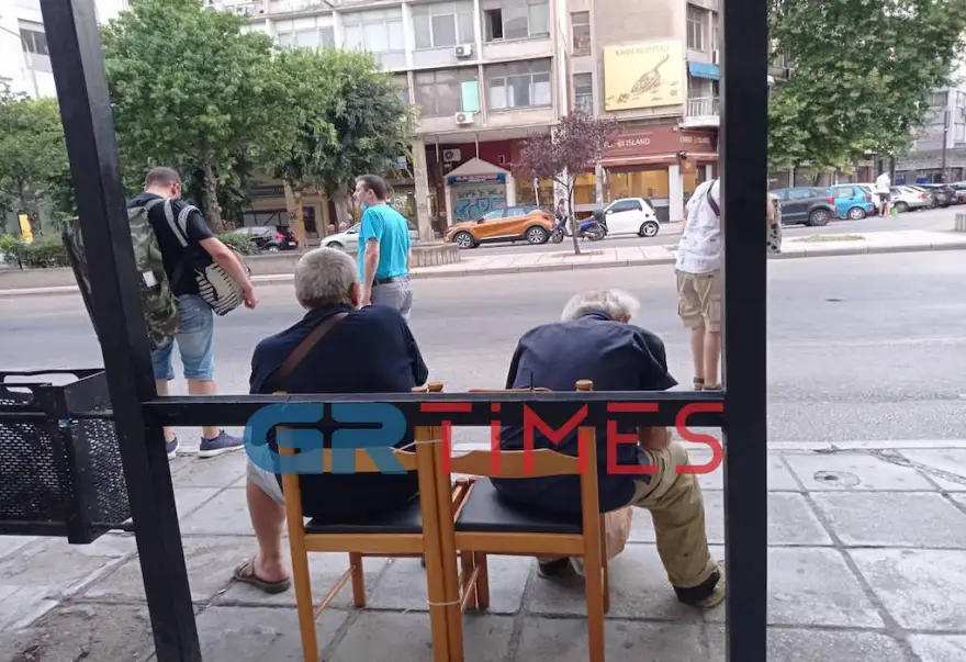 Θεσσαλονίκη: Έδεσαν καρέκλες… κουζίνας σε στάση λεωφορείου που δεν έχει παγκάκι