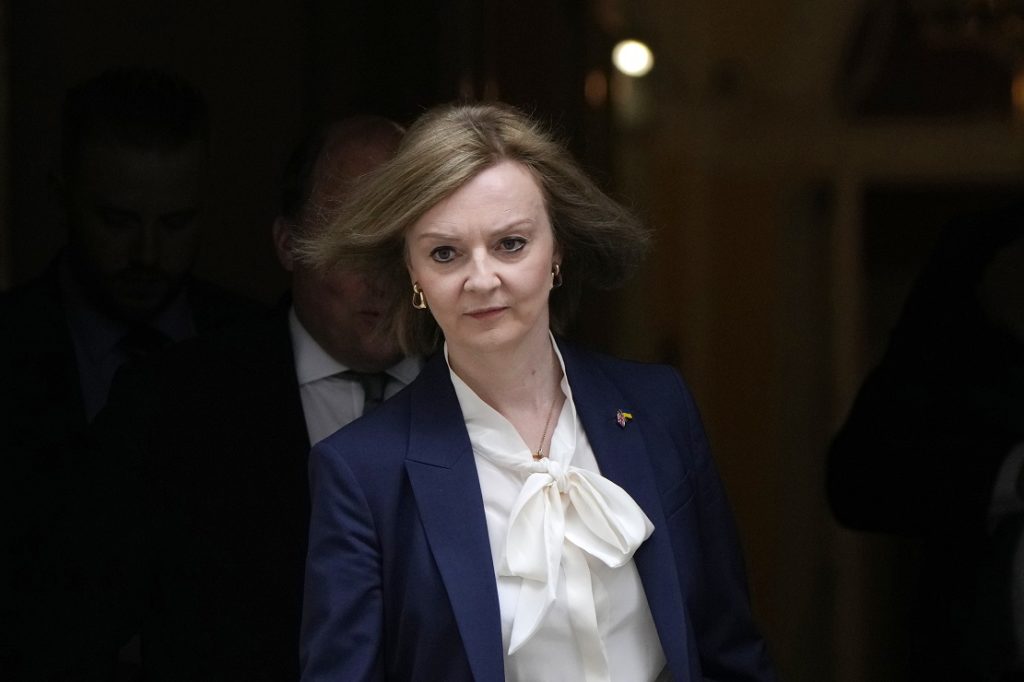 «Εφικτό σενάριο» για τη Λιζ Τρας η αποφυγή της ύφεσης στη βρετανική οικονομία