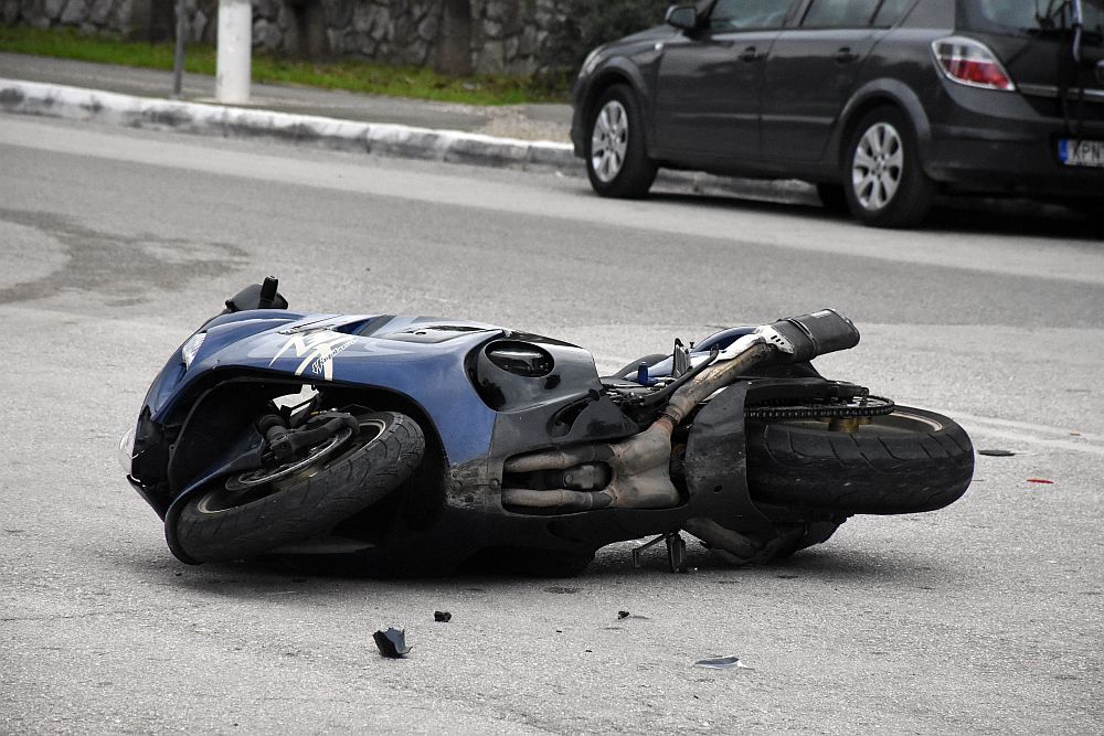 Τροχαίο ατύχημα με μηχανή στο Ηράκλειο – Στο νοσοκομείο ένας 18χρονος