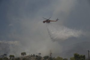 Κέρκυρα: Δασική πυρκαγιά κοντά σε κατοικημένη περιοχή στη Λευκίμμη