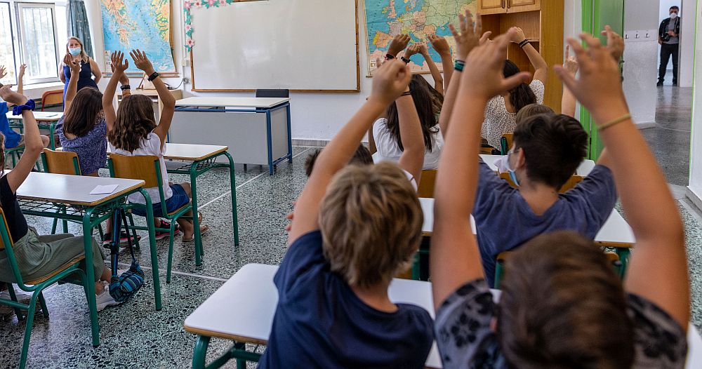 Κορονοϊός: «Χαλαρά» ανοίγει η κυβέρνηση τα σχολεία ενώ οι ειδικοί προειδοποιούν για 7ο κύμα (Video)