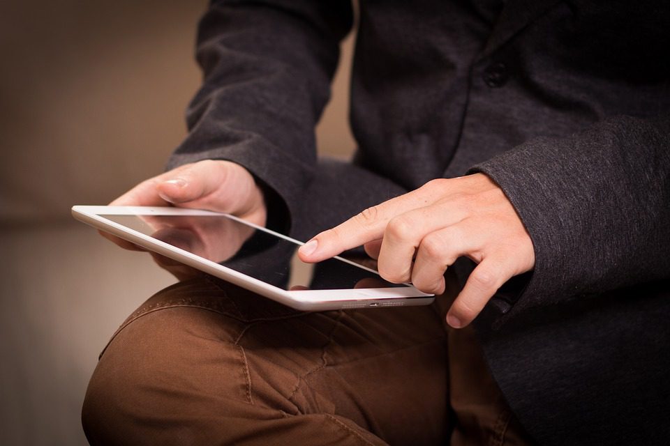 Γιατί η οθόνη του κινητού και του tablet προκαλεί πείνα;