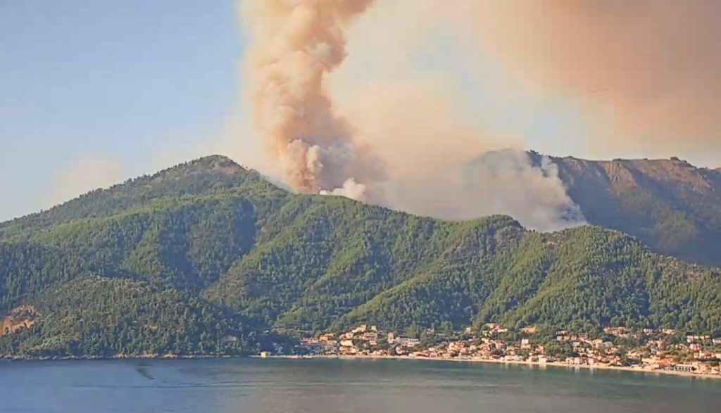 Προσαγωγή 65χρονου για τη φωτιά στη Θάσο