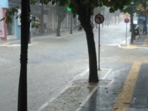 Μαγνησία: Καταρρακτώδης βροχή «σάρωσε» τον Βόλο &#8211; Δύο τραυματίες από την κακοκαιρία (Videos)