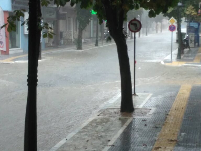 Μαγνησία: Καταρρακτώδης βροχή «σάρωσε» τον Βόλο – Δύο τραυματίες από την κακοκαιρία (Videos)