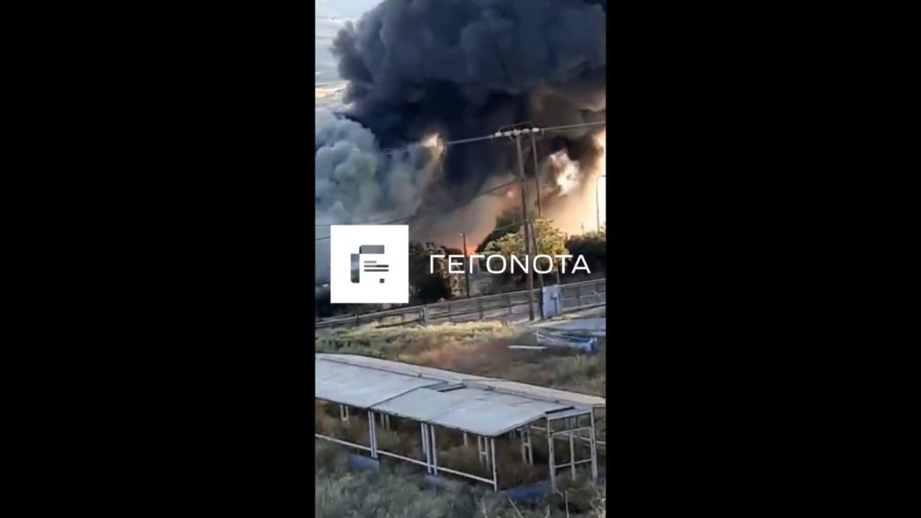 Μεγάλη πυρκαγιά σε εγκαταλελειμμένο εργοστάσιο στη ΒΙΠΕ Βόλου: Ορατοί μέχρι την πόλη οι καπνοί