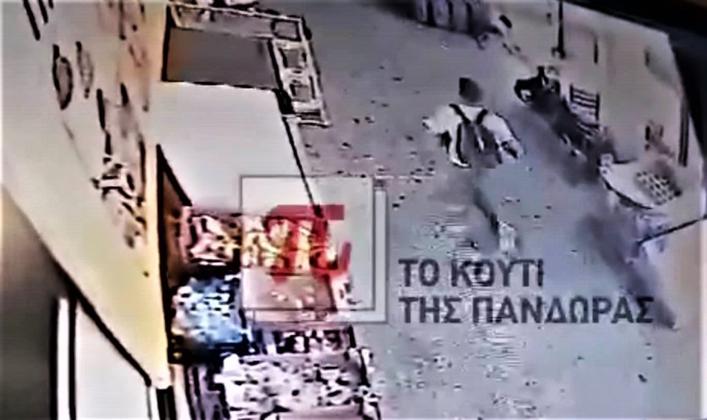 Βίντεο – ντοκουμέντο με τον φερόμενο ως δράστη της διπλής δολοφονικής επίθεσης στην πλατεία Βάθης