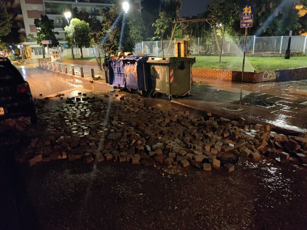 Πλημμύρισε η Θεσσαλονίκη από την κακοκαιρία «εξπρές» – Ποτάμια οι δρόμοι, παρασύρθηκαν αυτοκίνητα, εικόνες καταστροφής