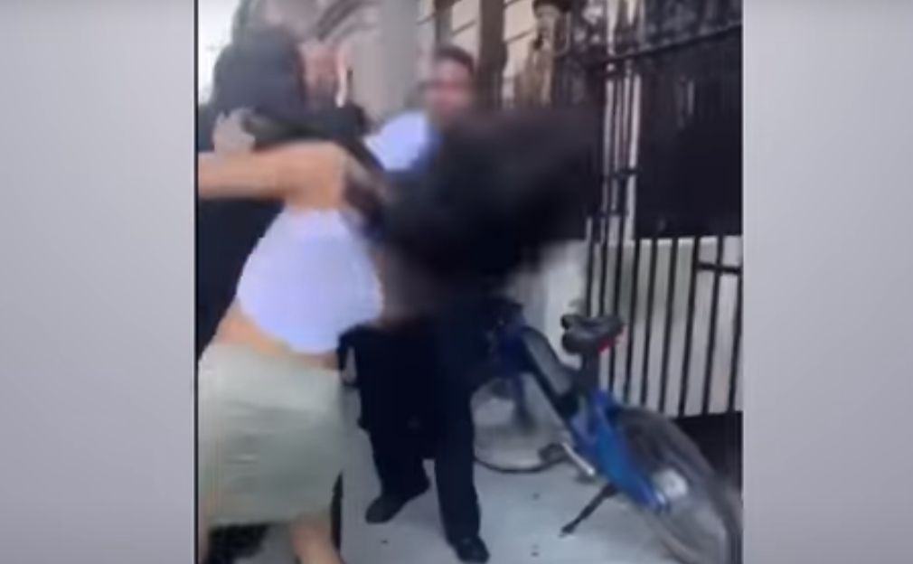 Βίντεο – σοκ από τις ΗΠΑ: Αστυνομικός χτυπά στο πρόσωπο και σωριάζει στο έδαφος 19χρονη (Video)
