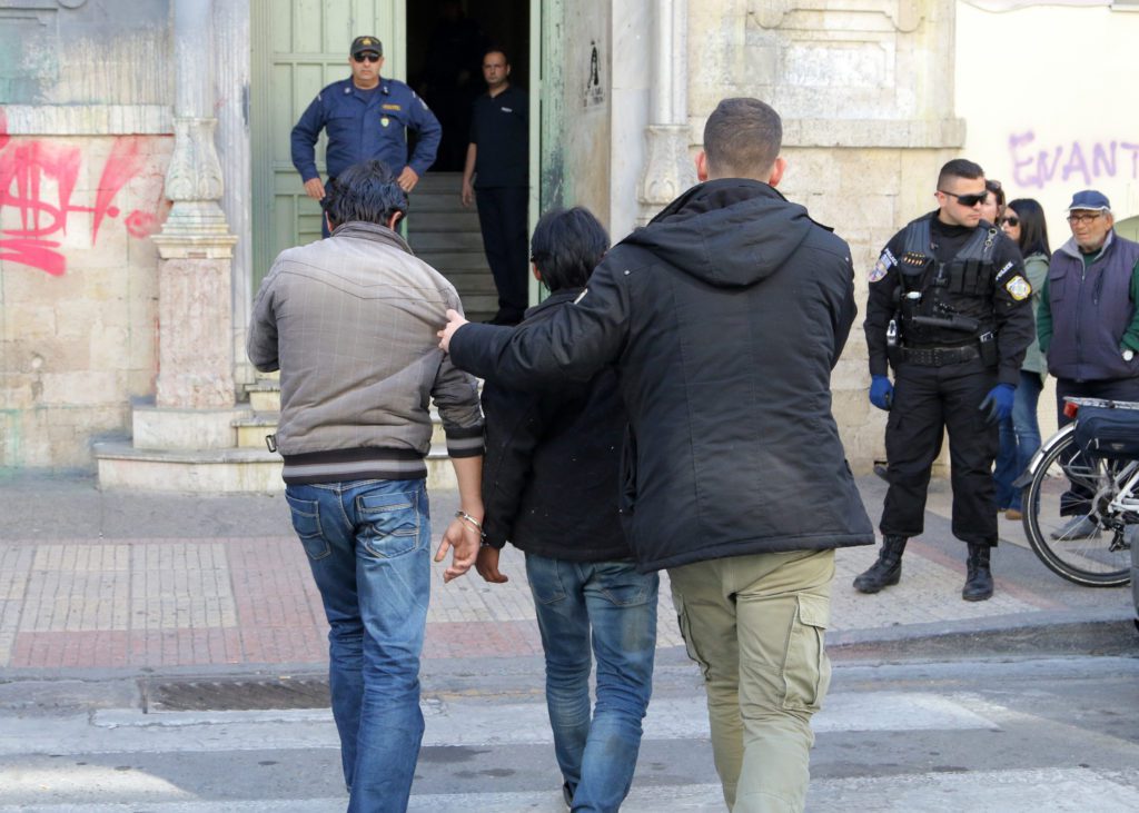 Θεσσαλονίκη: Βαριές ποινές κάθειρξης για διακινητές που φυλάκιζαν και βασάνιζαν πρόσφυγες