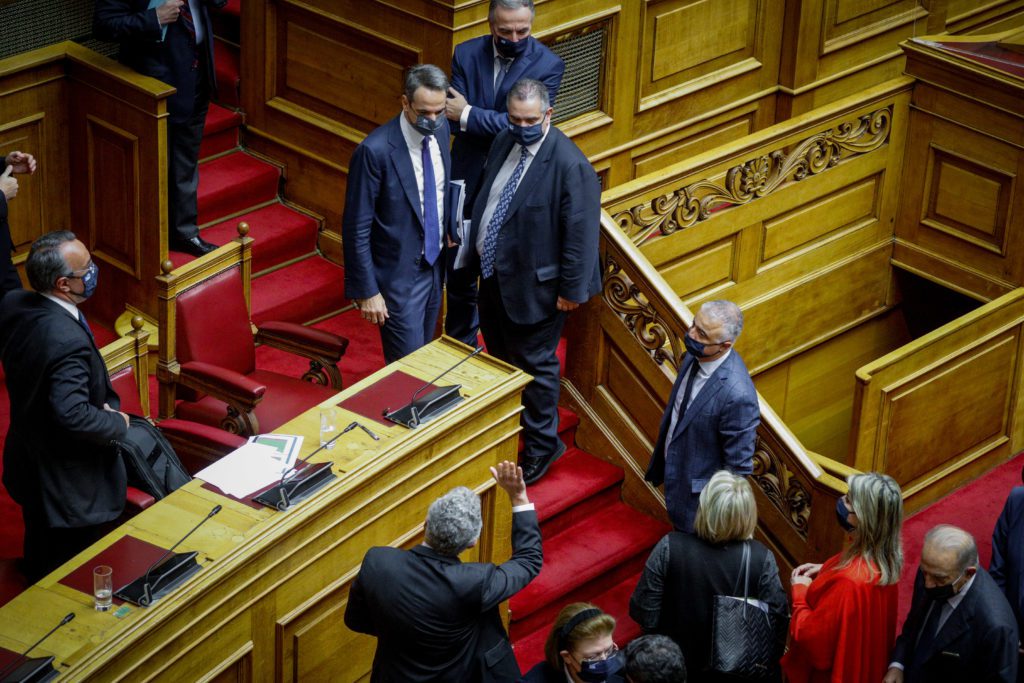 Μπάχαλο: Η κυβέρνηση διαψεύδει τη χρηματοδότηση ελληνικών κομμάτων από τον Πούτιν ενώ η Πειραιώς περιμένει νέα στοιχεία