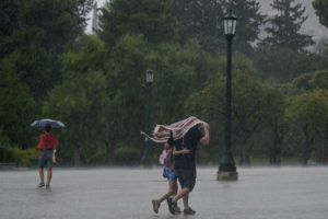 Καιρός: Τοπικές βροχές και καταιγίδες τη Δευτέρα &#8211; Θερμοκρασίες πιο κάτω για την εποχή