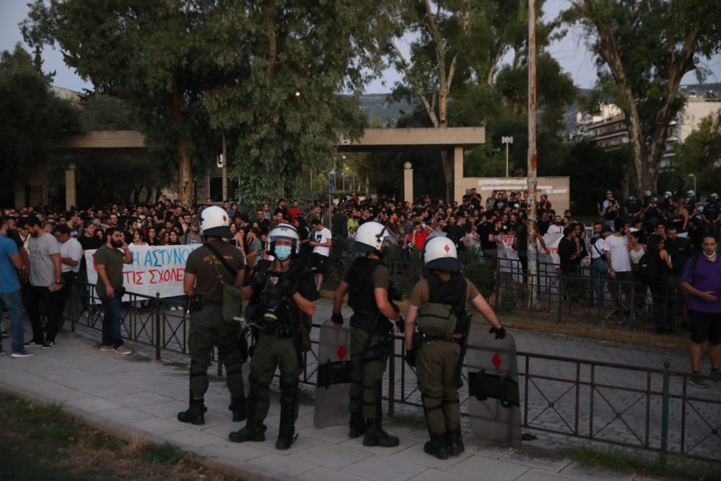 Πρεμιέρα για την πανεπιστημιακή αστυνομία στο ΕΚΠΑ – Δυναμική αντίδραση των φοιτητών (Video)