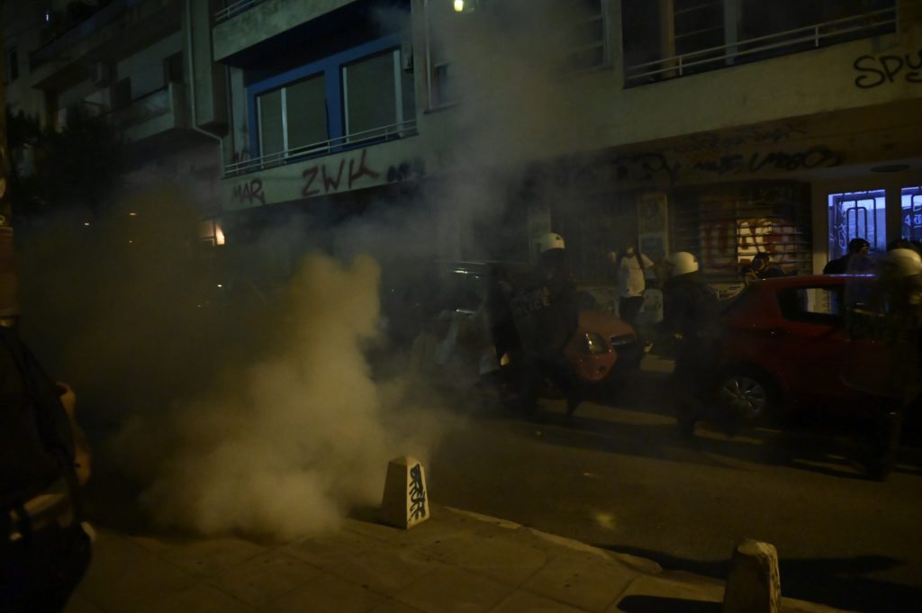 Νύχτα έντασης στα Εξάρχεια: Αστυνομικοί έριξαν χημικά και κρότου λάμψης σε διαδηλωτές (Photos -Videos)