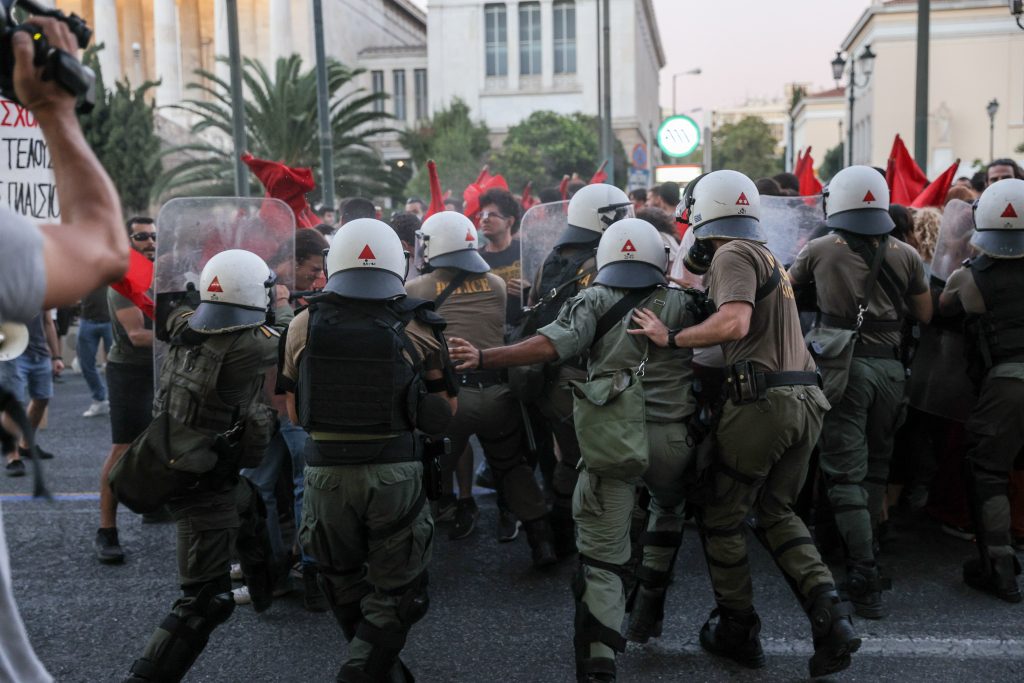 Προπύλαια: Απρόκλητη επίθεση από τα ΜΑΤ με χρήση χημικών στην φοιτητική πορεία (Video)